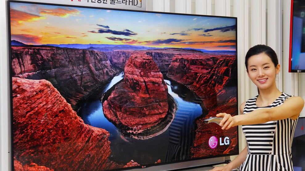 Диагональ 55 65. Телевизор LG 70 дюймов. Телевизор LG 58 дюймов. Телевизор 55 дюймов рядом с человеком. Телевизор 65 дюймов с человеком.